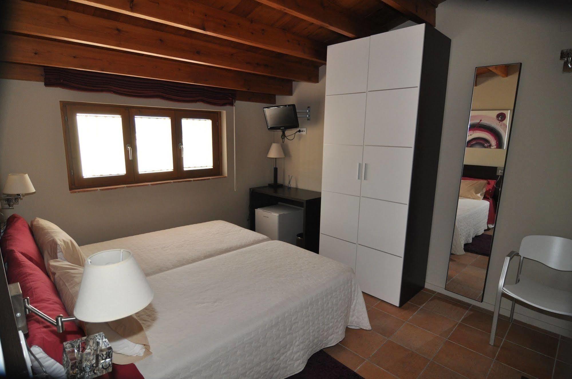 Hostal De Cabrit 산트 마테우 외부 사진